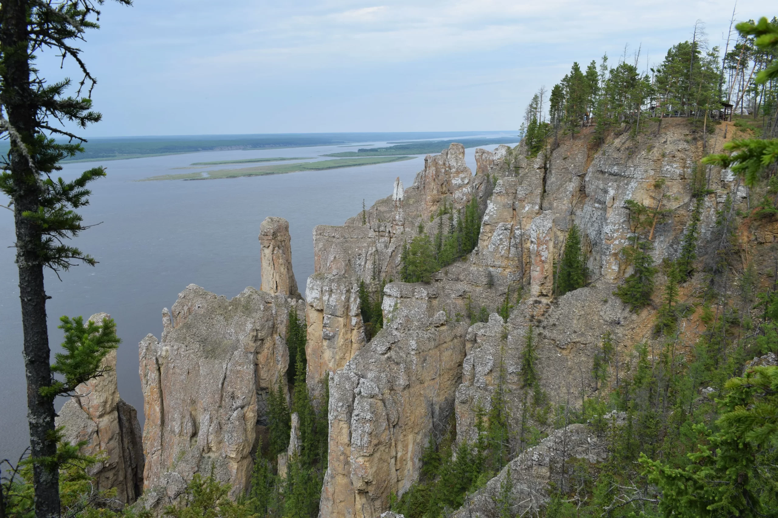 Город лена якутия. Река Лена Якутск. Река Лена фото очень красивое. Река Лена презентация. Памятник реке Лена в Якутии фото.